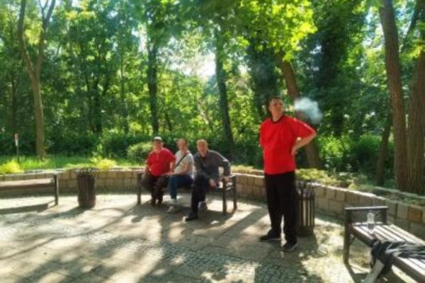 Grupka mieszkańców w mieście Tczew.