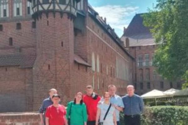 Grupka mieszkańców w mieście Tczew.