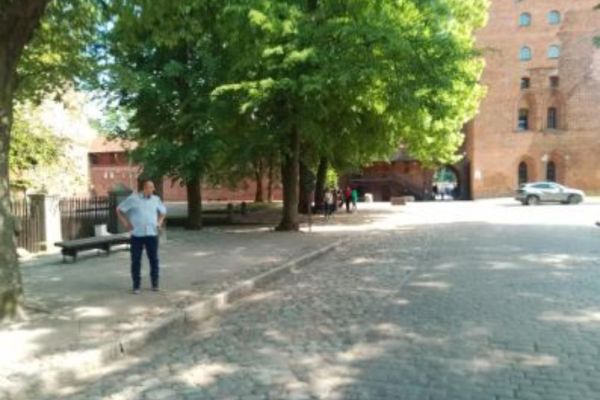 Grupka mieszkańców spaceruje alejami miasta Tczewa.