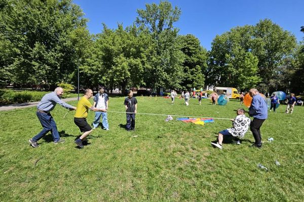 Mieszkańcy podczas zabawy na dniu godności osób niepełnosprawnych w Słupsku.