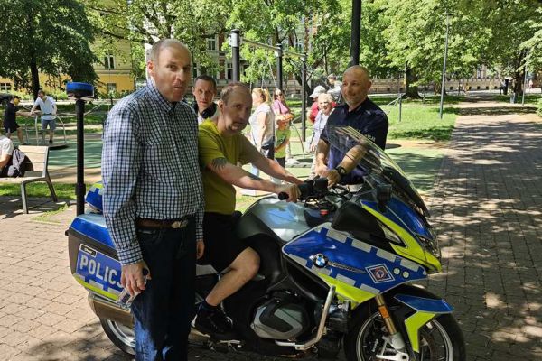 Mieszkańcy przy motorze podczas dnia godności osób niepełnosprawnych w Słupsku.