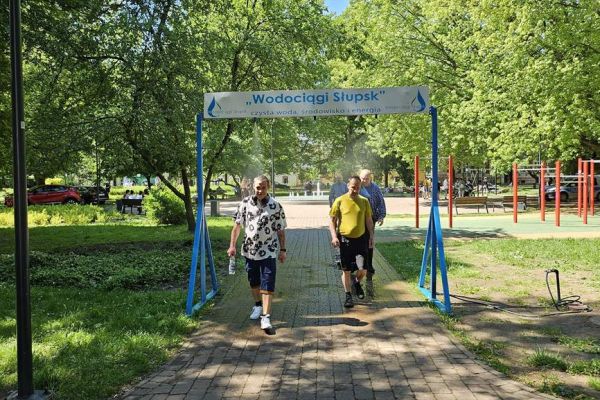 Mieszkańcy podczas zabawy na dniu godności osób niepełnosprawnych w Słupsku.