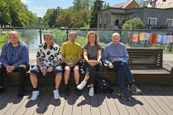 Zbiorowe zdjęcie czworo mieszkańców podczas dnia godności osób niepełnosprawnych w Słupsku.