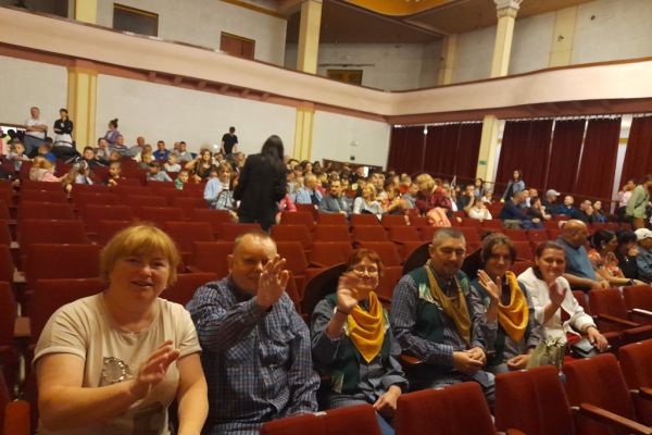 Mieszkańcy w teatrze.