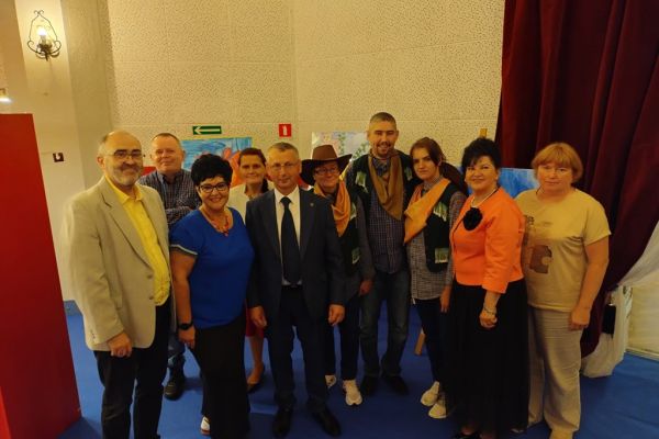 Grupowe zdjęcie mieszkańców i przedstawicieli władz dwuch powiatów.