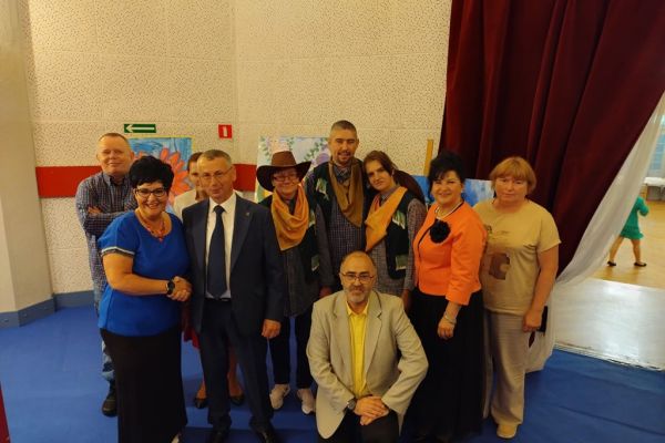 Grupowe zdjęcie mieszkańców i przedstawicieli władz dwuch powiatów.