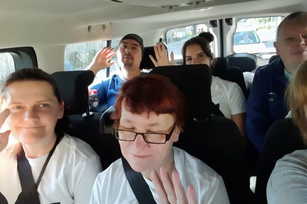 Mieszkańcy podczas podróży w aucie.