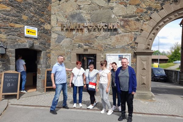 Zbiorowe zdjęcie mieszkańców przed zamkiem Czocha.