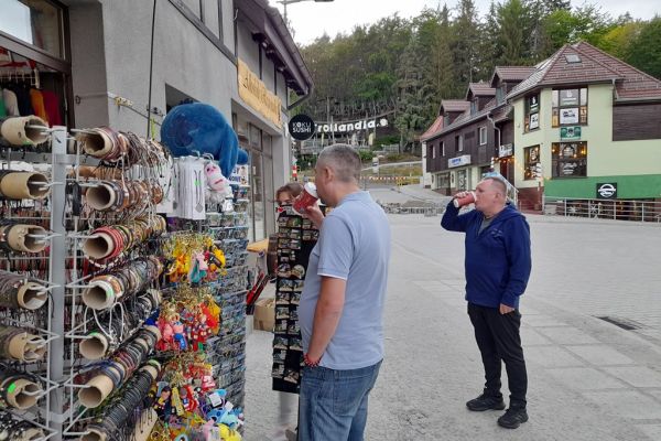 Mieszkańcy kupują pamiątki przy sklepiku.