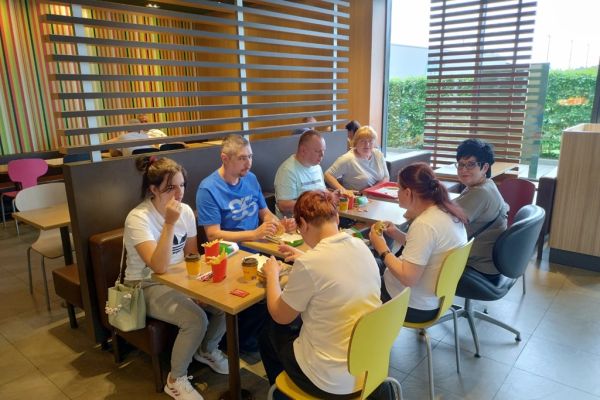 Mieszkańcy siedzą w MCdonaldzie.