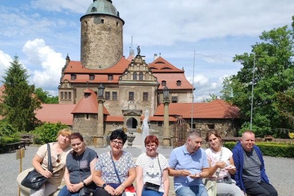 Mieszkańcy na tle zamku Czocha.