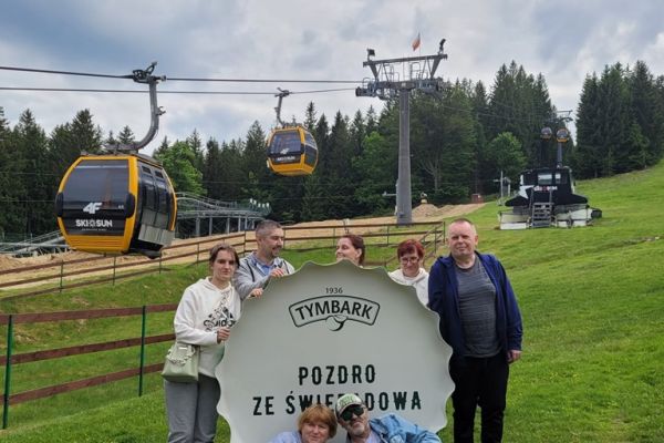 Zbiorowen zdjęcie mieszkańców przy dekoracji z napisem Świeradów.