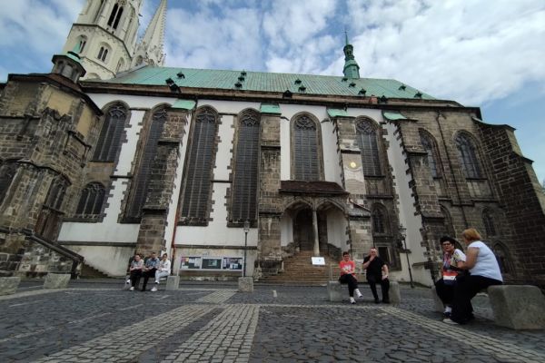 Mieszkańcy przed kościołem w Niemczech.