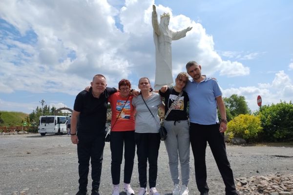 Mieszkańcy przed figurą Jezusa w Świebodzinie.