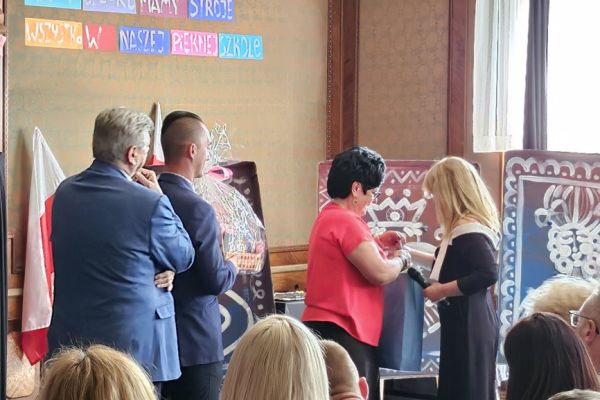 Pani Dyrektor i inni wręczaja upominki.