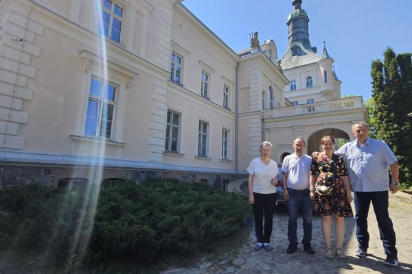 Czworo mieszkańców przed Pałacem w Damnicy.