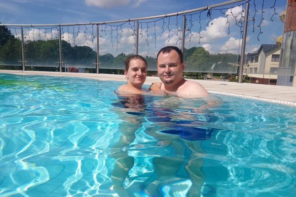 Mieszkańcy w wodzie na basenie.