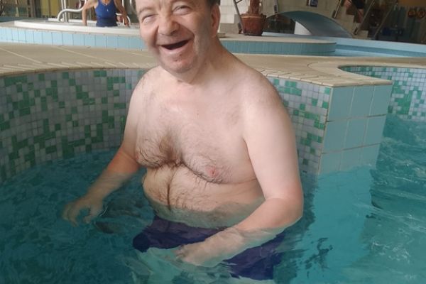 Mieszkaniec w wodzie na basenie.