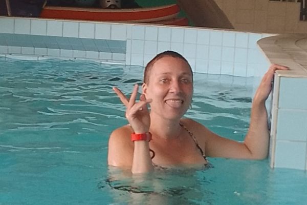 Mieszkanka w wodzie na basenie.