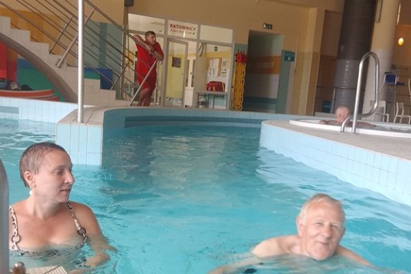 Mieszkańcy w wodzie na basenie.