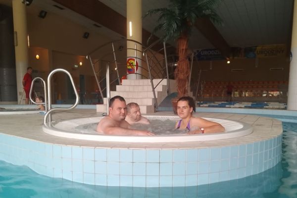 Mieszkańcy w wodzie na basenie, w jacuzzi..