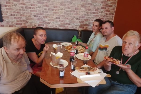 Mieszkańcy w restauracji po basenie.