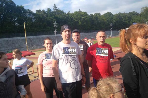 Czworo mieszkańców na stadionie w Słupsku w strojach sportowych.