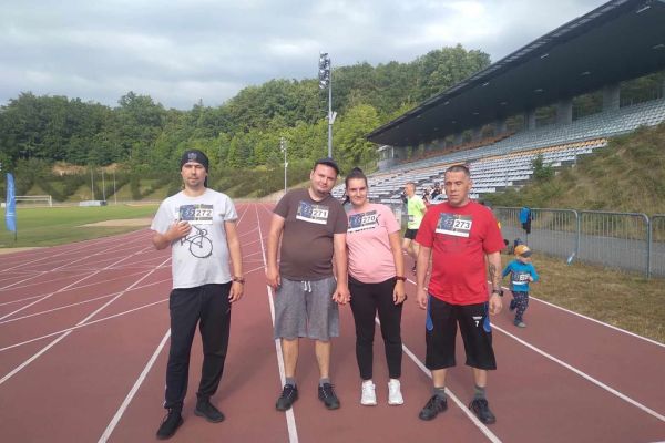 Czworo mieszkańców na stadionie w Słupsku w strojach sportowych.
