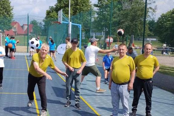 Czworo mieszkańców uczeswtniczy w zawodach sportowych - rzuty.