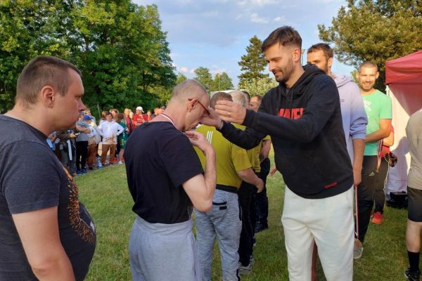 Wręczenie medali mieszkańcóm przez znanych sportowców.