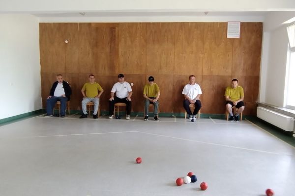 Mieszkańcy rzucają bulle, pośród innych uczestników zawodów.