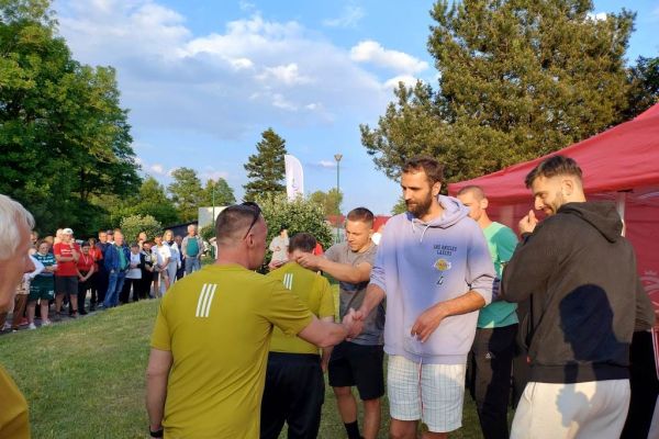 Wręczenie medali mieszkańcóm przez znanych sportowców.