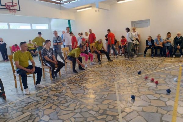 Mieszkańcy rzucają bulle, pośród innych uczestników zawodów.