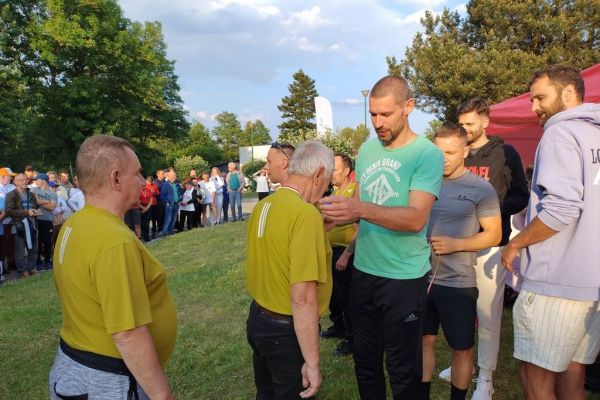 Wręczenie medali mieszkańcóm przez znanych sportowców.