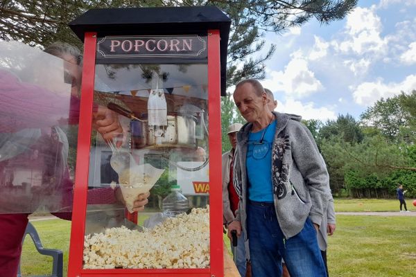 Uczestnik pikniku przy popcornie.