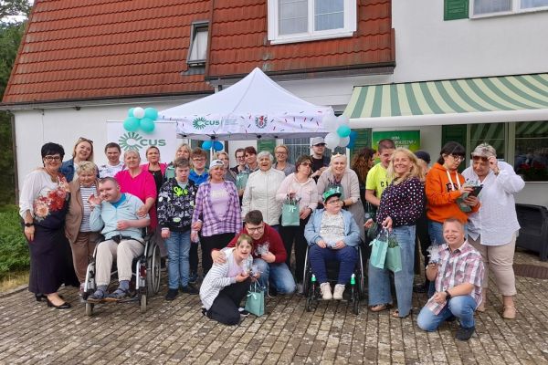 Wspólne zdjęcie grupowe uczestników pikniku.