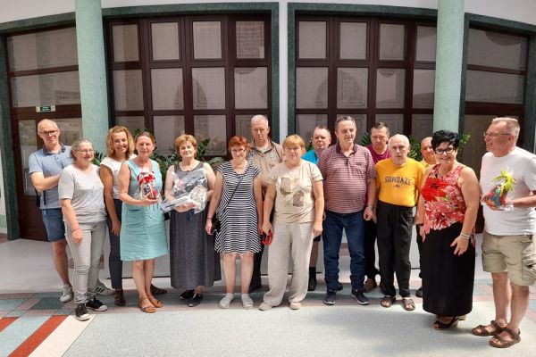 Zdjęcie zbiorowe mieszkańców pracowników i gości z Poznania.