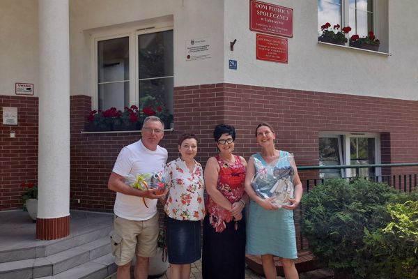 Pani dyrektor Domu i Pani Kierownik stoi razem z dwójką gości z Poznania.