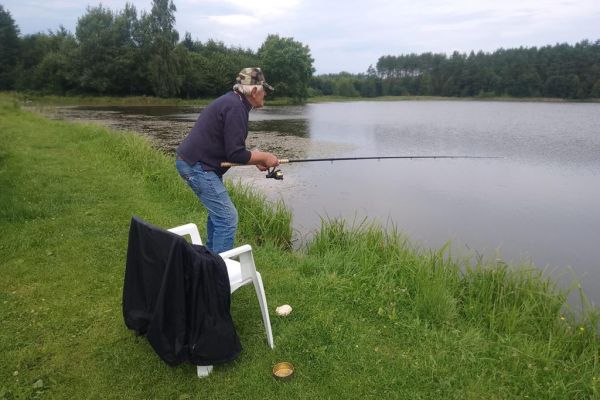 Mieszkaniec łowi ryby.