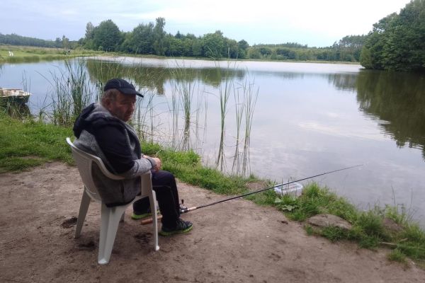 Mieszkaniec łowi ryby.