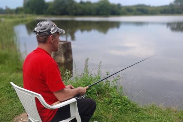 Mieszkaniec łowi ryby.