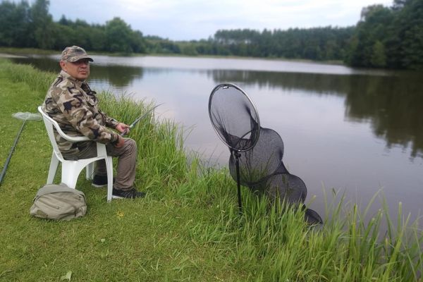 Mieszkaniec łowi ryby.