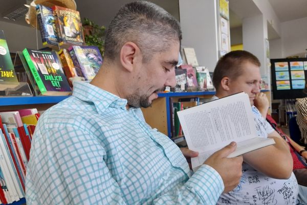 Mieszkaniec czyta książkę.