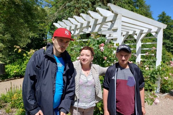 Dwoje mieszkańców i Pani Kierownik na tle parku.