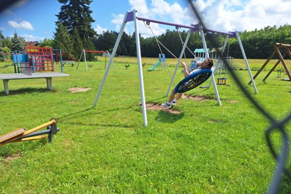 Mieszkaniec na huśtawce.