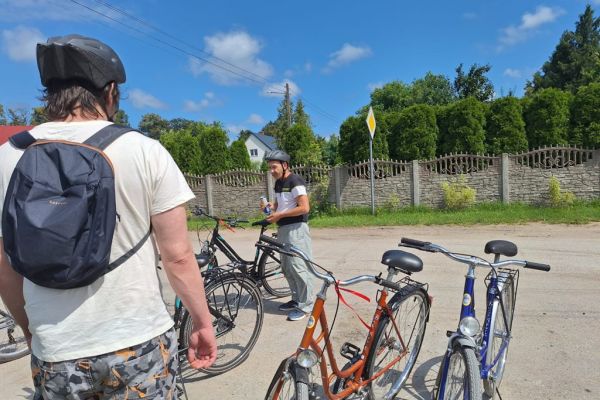 Mieszkaniec stoi przy postawionych rowerach.