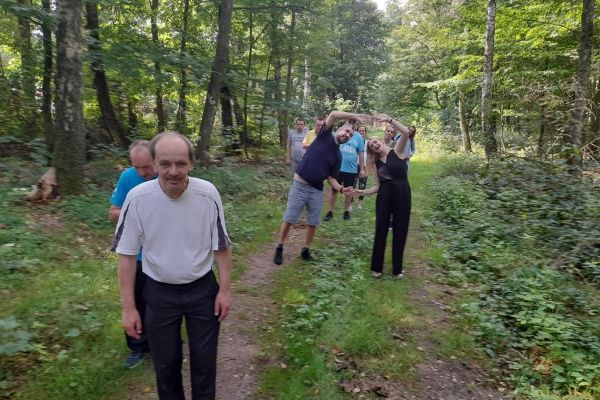 Mieszkańcy na ścieżce leśnej zdjęcie grupowe.