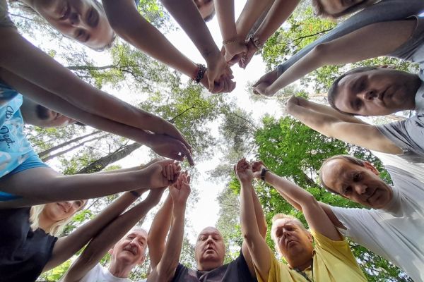 Zdjęcie grupowe trzymających się za ręce mieszkańców 