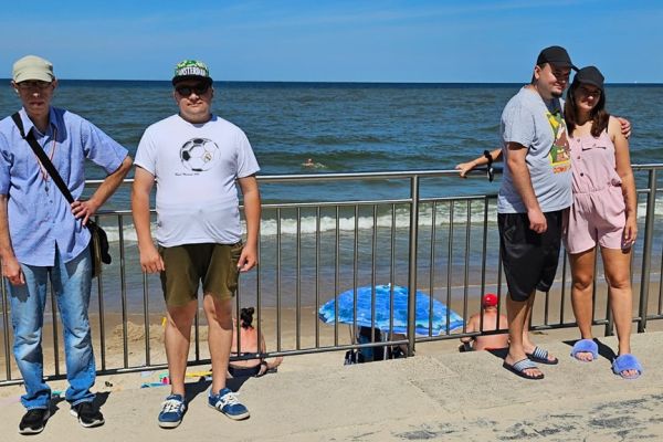 Mieszkańcy stoją na małej promenadzie w Rowach.