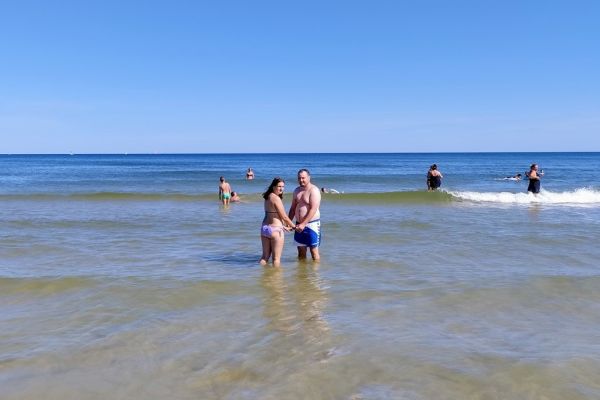 Dwoje mieszkańców stoi w morzu.